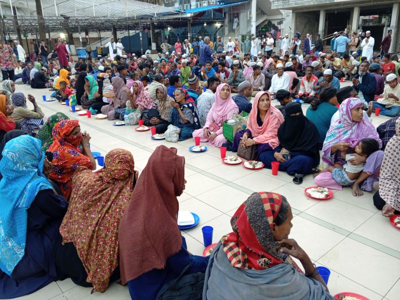 শাহজালালের মাজারে ধনী-গরিবের ব্যবধান কাটিয়ে সাম্যের গণ ইফতার